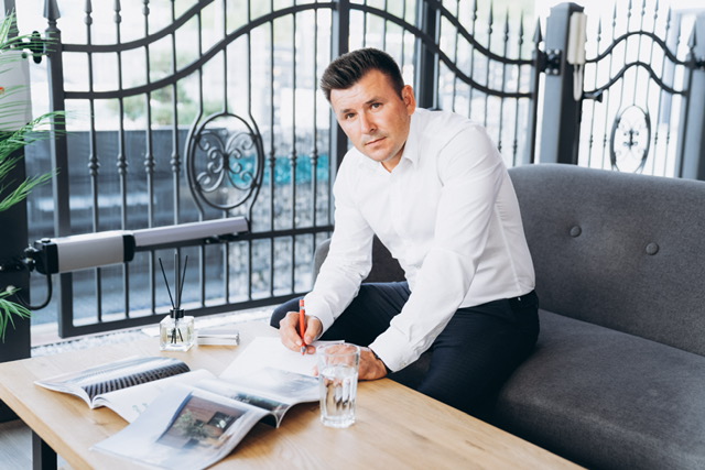 Geschäftsführer Sergej Jantschenko bei der technischen Planung von Zaunsystemen