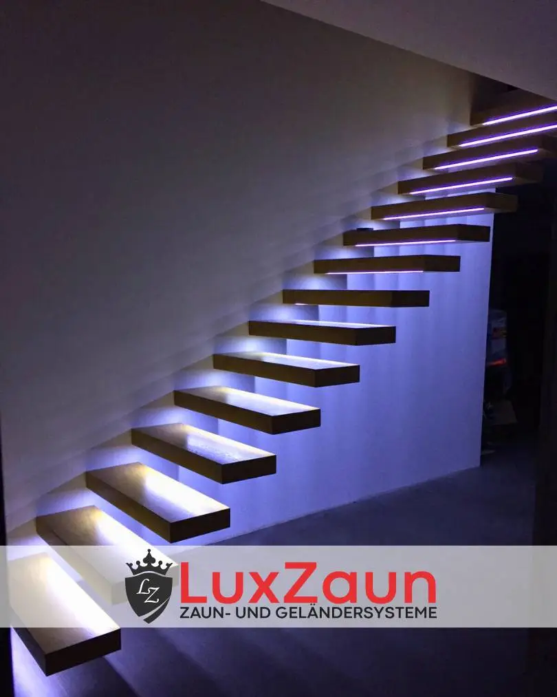 Freischwebende Innentreppe Holz LED Siegen Luxzaun